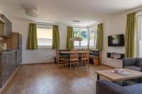Telewizja i/lub zestaw kina domowego w obiekcie Fourteen Zell am See S&P by All in One Apartments