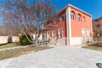 The building in which the holiday home is located
