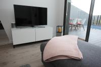 TV a/nebo společenská místnost v ubytování Casa Melocotón - Designhouse mit privatem Pool, direkt am Golfplatz
