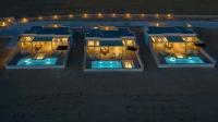 T7 LUXURY VILLAS PAROSの敷地内または近くにあるプール