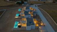 T7 LUXURY VILLAS PAROSの敷地内または近くにあるプール