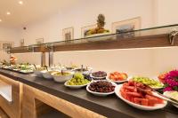 una línea de buffet con cuencos de frutas y hortalizas en Soothe Hotel, en Kalkan