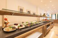 Una línea de buffet con muchos platos de comida en Soothe Hotel, en Kalkan