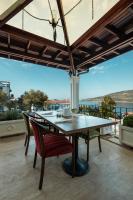 Un comedor con mesa y sillas en un balcón. en Soothe Hotel, en Kalkan