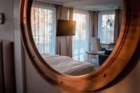Hotel Szerokie Wody Sea & Sand Ustkaにあるテレビまたはエンターテインメントセンター