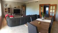 Televízia a/alebo spoločenská miestnosť v ubytovaní Apartamento de lujo en puerto Santiago 1