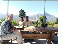 Cảnh núi rừng hoặc tầm nhìn ra núi từ quán trọ