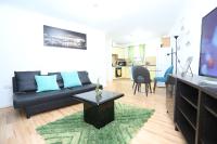 TV a/nebo společenská místnost v ubytování 2 Bedroom Apartment
