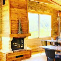 Una sala de estar con chimenea en una cabaña de troncos en Hôtel Génépi, en Beuil