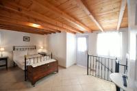 Posteľ alebo postele v izbe v ubytovaní Arco I/ Downtown Rustic Apartment/4 min from port