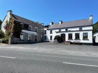 un par de edificios blancos al lado de una calle en O&#39;Domhnaill&#39;s Guesthouse - Lig do Scíth, en Galway