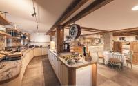 A kitchen or kitchenette at Hotel Caravel