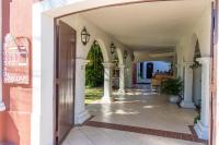 an entrance to a house with an archway at Pousada Boulevard in Cabo Frio