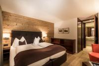 A bed or beds in a room at Hotel Kammerlander
