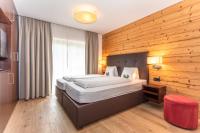 A bed or beds in a room at Hotel Kammerlander