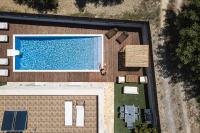 Bazén v ubytovaní Villa Vera - With Private Heated Pool & Jacuzzi alebo v jeho blízkosti
