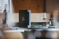 アヌシーにあるLe Pélicanの本とワインのグラスを用意したテーブル