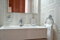 Kúpeľňa v ubytovaní Arco I/ Downtown Rustic Apartment/4 min from port