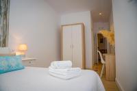 Posteľ alebo postele v izbe v ubytovaní Hostal Restaurante Benalup Golf