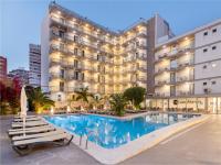 un hotel con piscina frente a un edificio en Los Álamos, en Benidorm