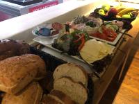 uma bandeja de pão e diferentes tipos de vegetais em Danhostel Rødding Centret em Rødding