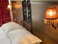a bed with a wooden head board and a lamp at Hotel Nalba Jupiter in Jupiter