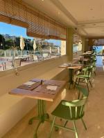 una fila de mesas y sillas en un restaurante en Hotel Cala Font, en Salou