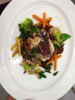 un plato blanco de comida con verduras y carne en Hotel Thuinerwaldele, en Vipiteno