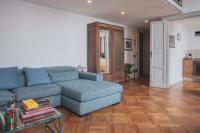 Posedenie v ubytovaní Villa Selva Luxury Lakeview Apartment