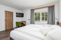 A bed or beds in a room at Landgasthof Bierfriedl