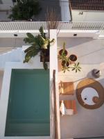 Bazén v ubytovaní SUITES 9 MALAGA, three unique suites with private plunge pool alebo v jeho blízkosti