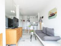 Televízia a/alebo spoločenská miestnosť v ubytovaní Apartment Port Ducal-3 by Interhome