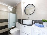 Kúpeľňa v ubytovaní Apartment Port Ducal-3 by Interhome