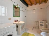 A bathroom at Apartment Loft Este by Interhome