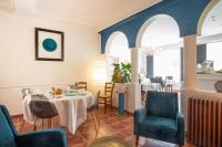 En restaurant eller et spisested p&aring; Logis Hotel L&#39;Occitan