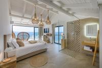 Posteľ alebo postele v izbe v ubytovaní Gallery Luxury Suites & Rooms-Only Adults