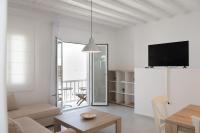 Televízia a/alebo spoločenská miestnosť v ubytovaní Nireas Apartments Mykonos Downtown