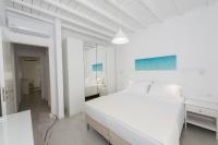 Posteľ alebo postele v izbe v ubytovaní Nireas Apartments Mykonos Downtown