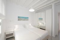 Posteľ alebo postele v izbe v ubytovaní Nireas Apartments Mykonos Downtown