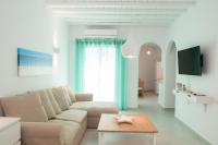 Televízia a/alebo spoločenská miestnosť v ubytovaní Nireas Apartments Mykonos Downtown