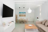 Televízia a/alebo spoločenská miestnosť v ubytovaní Nireas Apartments Mykonos Downtown