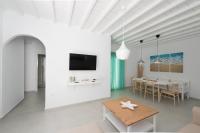 Televízia a/alebo spoločenská miestnosť v ubytovaní Nireas Apartments Mykonos Downtown