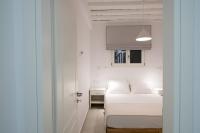 Posteľ alebo postele v izbe v ubytovaní Nireas Apartments Mykonos Downtown