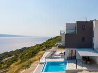 Bazén v ubytování Seaview Villa Marila with a private pool with hydromassage, 3 en suite bedrooms, 1km from beach nebo v jeho okolí