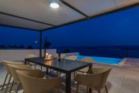 Bazén v ubytování Seaview Villa Marila with a private pool with hydromassage, 3 en suite bedrooms, 1km from beach nebo v jeho okolí