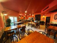 シャルム・エル・シェイクにあるNaama Inn Hotelの部屋に木製のテーブルと椅子が置かれたレストラン