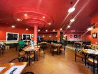 シャルム・エル・シェイクにあるNaama Inn Hotelの赤い天井のレストラン(テーブル、椅子付)