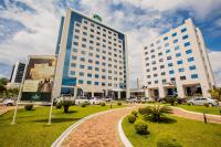 ポンタ・グロッサにあるBourbon Convention Hotel Ponta Grossaの前に車が駐車されている大きな建物