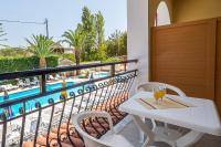 Bazén v ubytování Rose Club Apartments nebo v jeho okolí