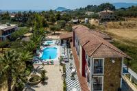 Bazén v ubytování Rose Club Apartments nebo v jeho okolí